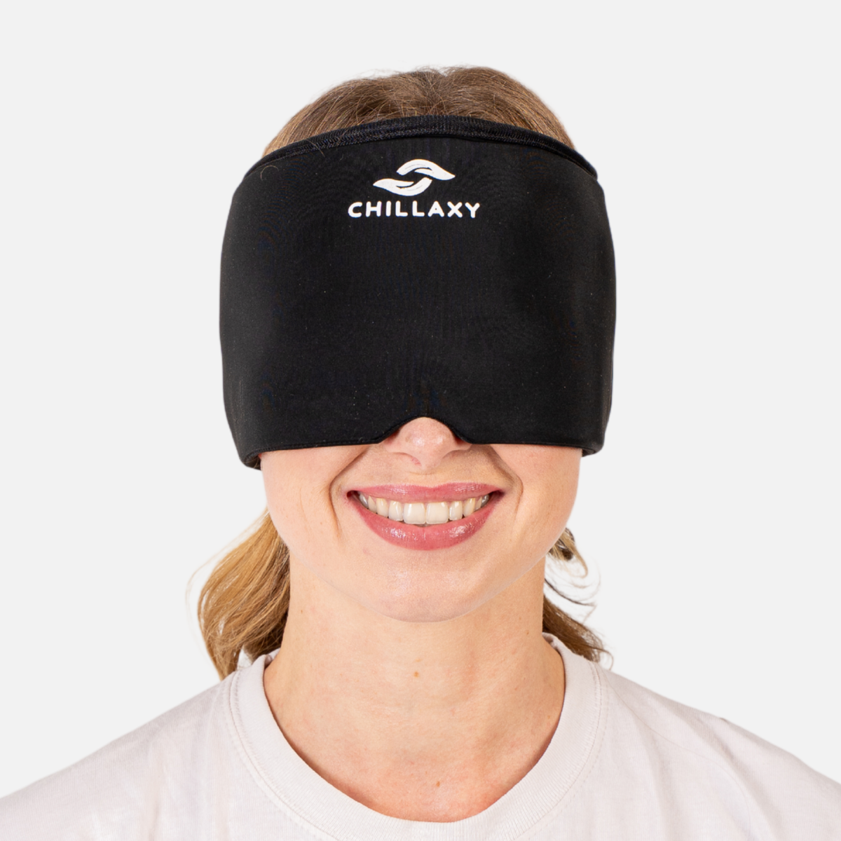 Vrouw met de Chillaxy migraine muts over haar ogen